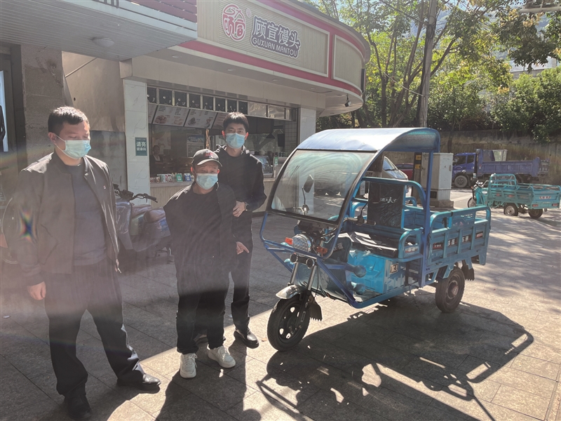 只用一個打火機，他就能盜走電瓶車
