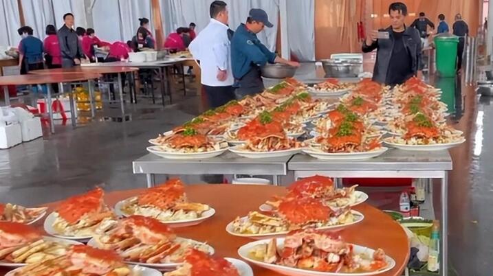 寧波的豪華婚宴，滿桌帝王蟹像批發的