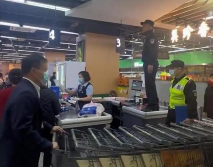 民警站上收銀臺喊話“不要給陌生人轉錢”，最終找到當事女子