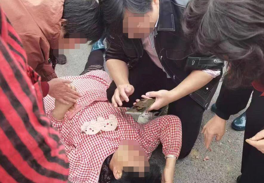 婚禮現場，有人突然暈倒！紹興醫生跪地救人