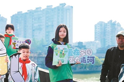 撿起街頭煙蒂 帶動城市文明 杭城這所學校師生 用行動倡導“文明迎亞運” 常態化開展志愿服務 他們已堅持了6年
