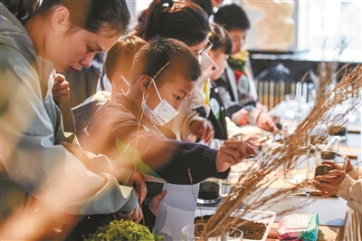 人不負青山 青山定不負人 昨天，“杭州林”中面積最大的企業公益林“綠城林”援種儀式啟動
