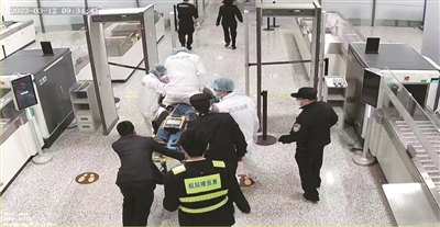 旅客心臟驟停 現場緊急施救 杭州機場上演“生死時速”