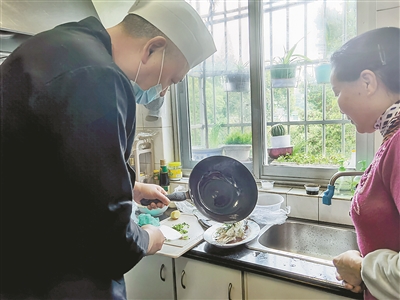 廚師會做多種菜系，收費1小時35元 為老年人“上門做飯”行得通嗎？