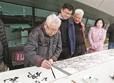 繁花似錦迎亞運 執筆寫生畫石橋