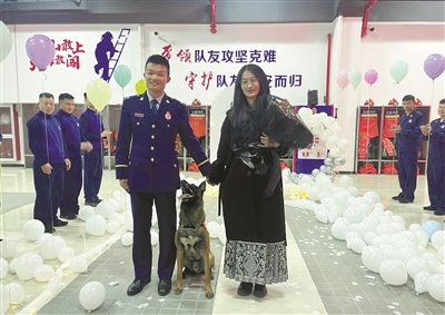 消防員向女友求婚，為啥站“C位”的是“戰友”？ 這一回還真是“汪汪隊立大功”了