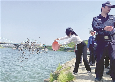 曹娥江畔，法官與被告人等一起放生三萬尾魚苗