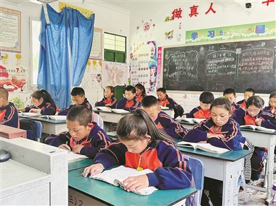 他們第一次穿上了校服 四川鄉城縣這群小學生 收到來自杭州的“六一”禮物
