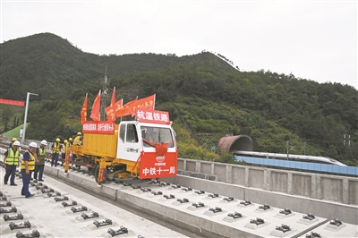 杭溫鐵路昨起鋪軌  溫州段預計于十月啟動