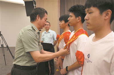 國防科大在溫舉行錄取綬帶頒發儀式  12名溫籍新生投身國防事業