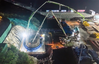 西堠門公鐵兩用大橋金塘側進入地面上部結構施工 甬舟鐵路工程首個橋梁承臺完成澆筑