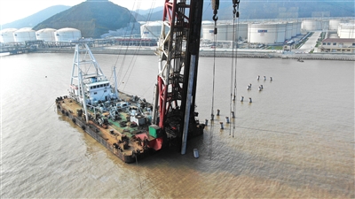 六橫港區新建一座5萬噸級油品碼頭 設計年吞吐量490萬噸 力爭明年6月底完工
