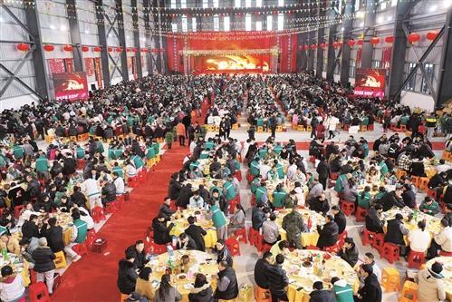 2600多名工友 車間吃年夜飯