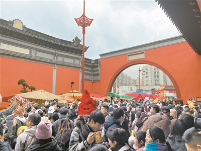 元宵節夜市客流量約4.5萬人次，舊日盛景再現引議論——  城隍廟如何重返老街區“頂流”