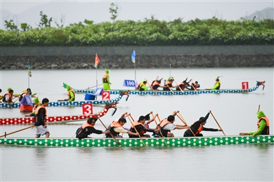 浙海大攬月湖上舉行賽龍舟表演  揮槳逐浪 4艘龍舟雨中“競速”