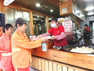 定海在芙蓉洲路推出“免費一餐”活動