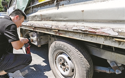 長期占用公共泊位“不挪窩”？ 城管部門集中排查清理疑似“僵尸車”