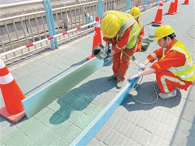 高溫天為城市“美妝”“排雷” 路橋集團完成養護作業約15000平方米