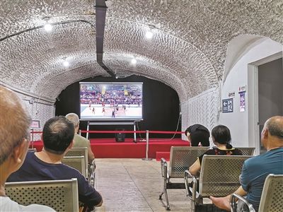 “大家一起看，氣氛木佬佬好嘞！” 避暑納涼防空洞變身奧運觀賽勝地