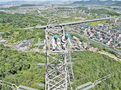 衣服沒干過、驅蚊水是必備、屏蔽服重達十幾斤 烈日“烤”驗下守護萬家清涼
