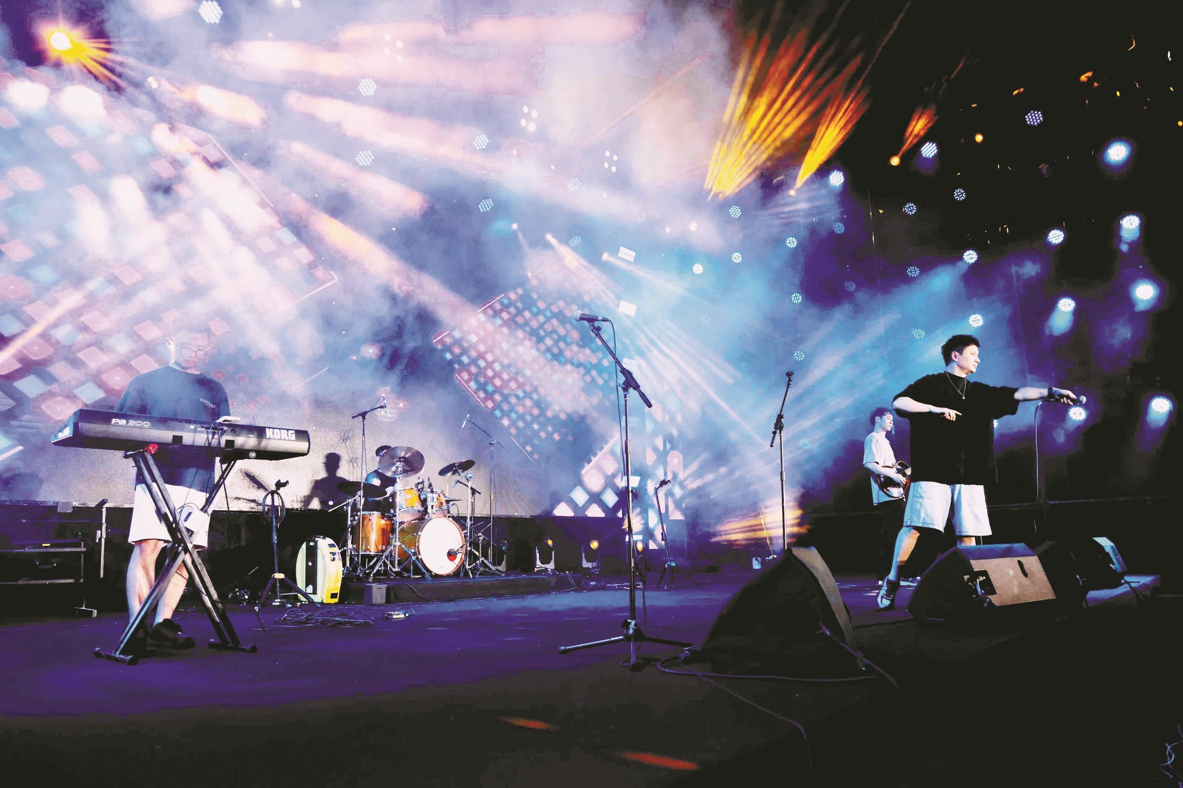 湖畔草地“音樂薈” 激情上演