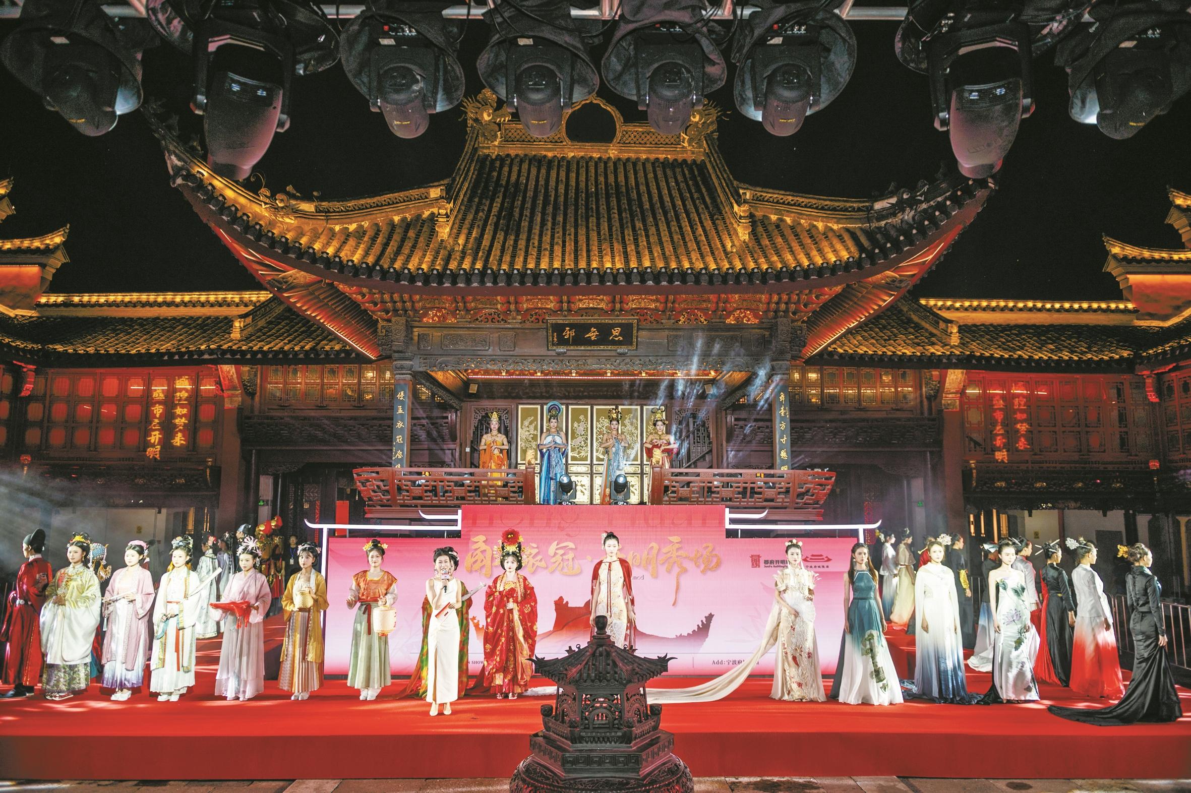 城隍廟上演 “羅城服裝秀”